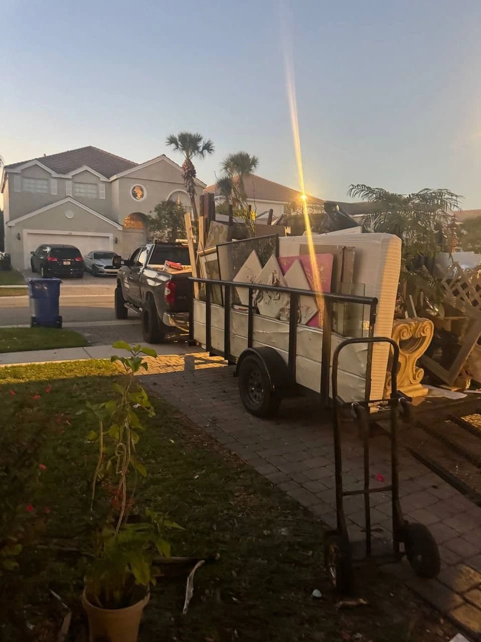 Tráiler cargado y carretilla en una entrada de Palm Beach County