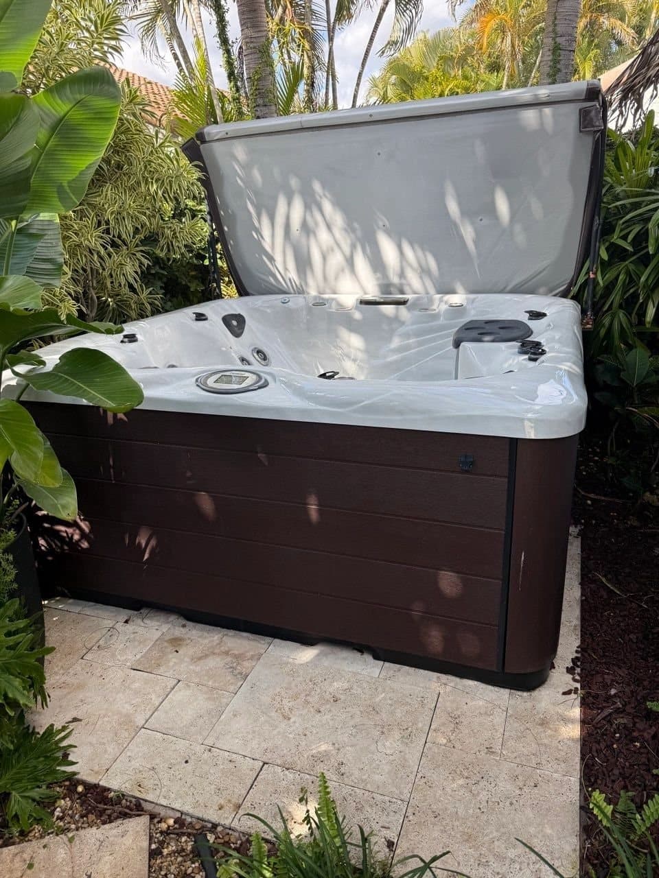 Jacuzzi de un cliente en el patio, antes del retiro